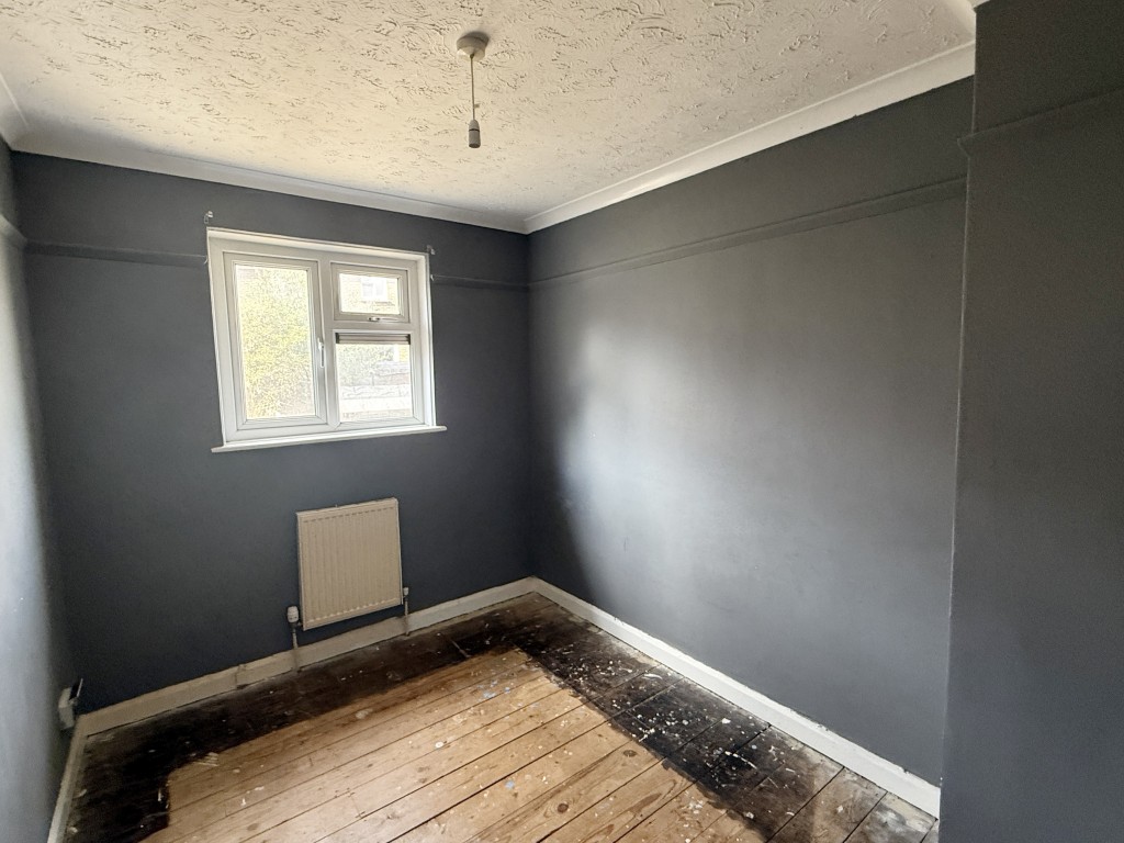 Lot: 102 - HOUSE IN NEED OF IMPROVEMENT - Bedroom 2 in Semi in need of Improvement